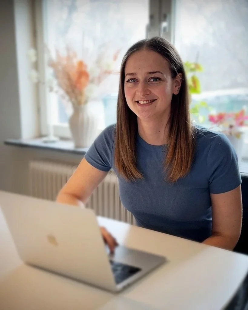 Kvinna sitter vid en bärbar dator och arbetar med digital marknadsföring, fokus på e-handel och mejlflöden.