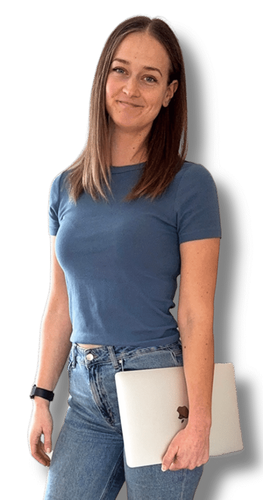 Marknadsföringskonsult Sophie Ljunggren Sophie Ljunggren, marknadsföringskonsult, står med laptop i handen